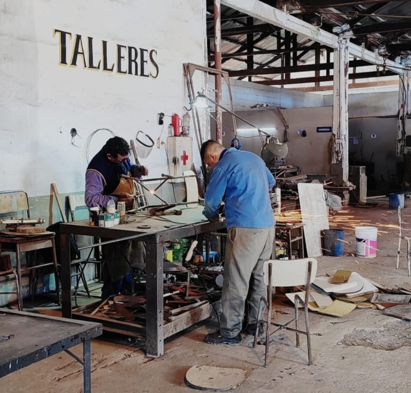 Internos de Sierra Chica repararon mobiliario para escuelas